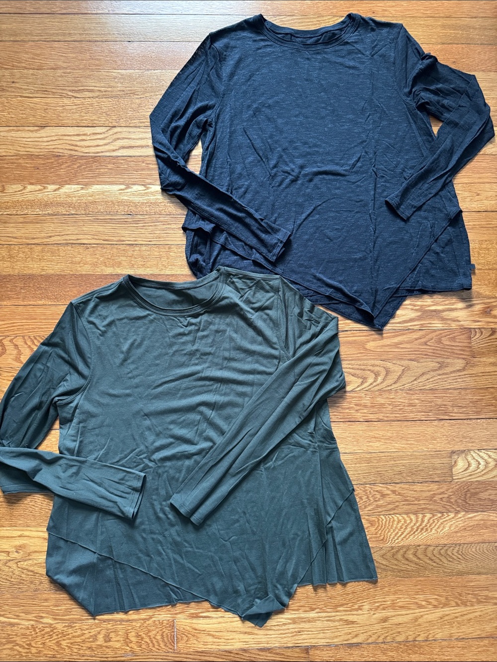 Lululemon Athletica women’s Long Sleeve Asymmetrical Hem Top - Black and Dark Gr